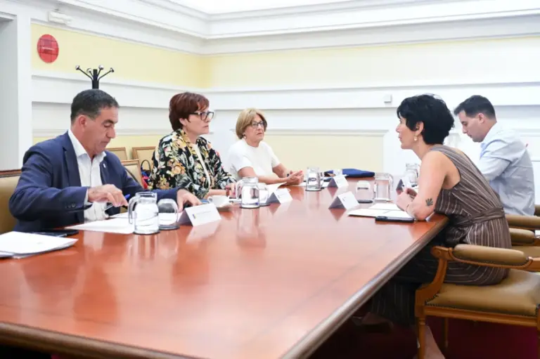 Canarias acudirá a la justicia para que el Estado asuma el triaje de los menores migrantes