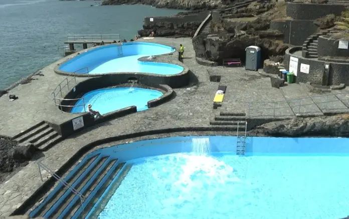 Valverde precinta las piscinas de La Caleta por el mal estado del agua