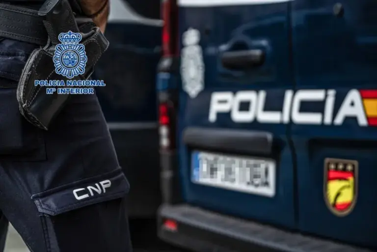 La Policía Nacional detiene a tres hombres gracias a la rápida intervención del personal militar de guardia