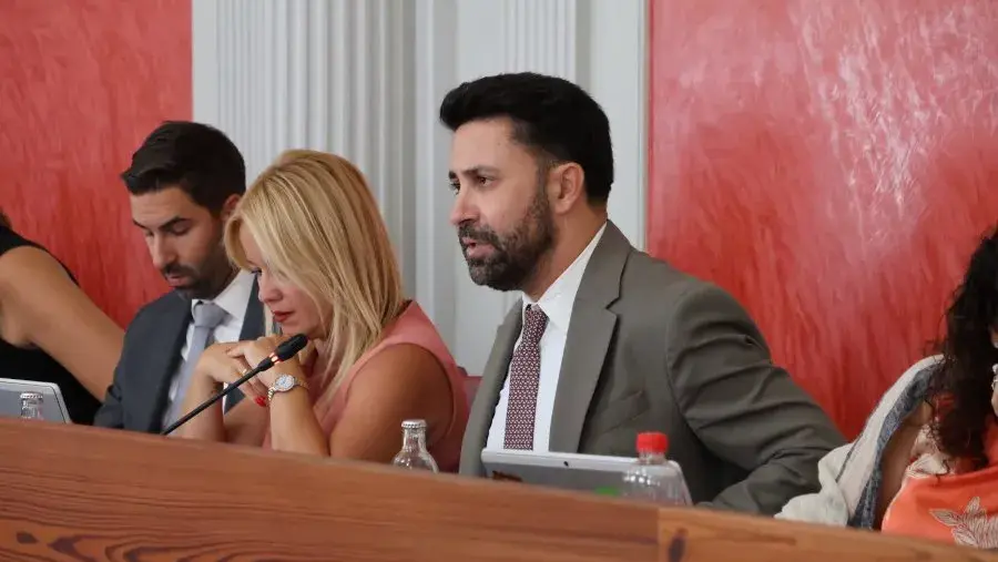 Las Palmas de Gran Canaria aprueba prohibir verter agua a la calle y sacudir alfombras