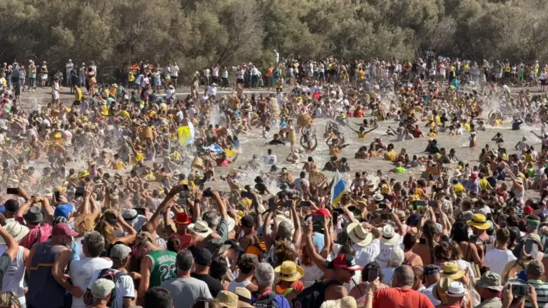 Miles de personas saltan al Charco de La Aldea y cumplen con la pesca tradicional de lisas