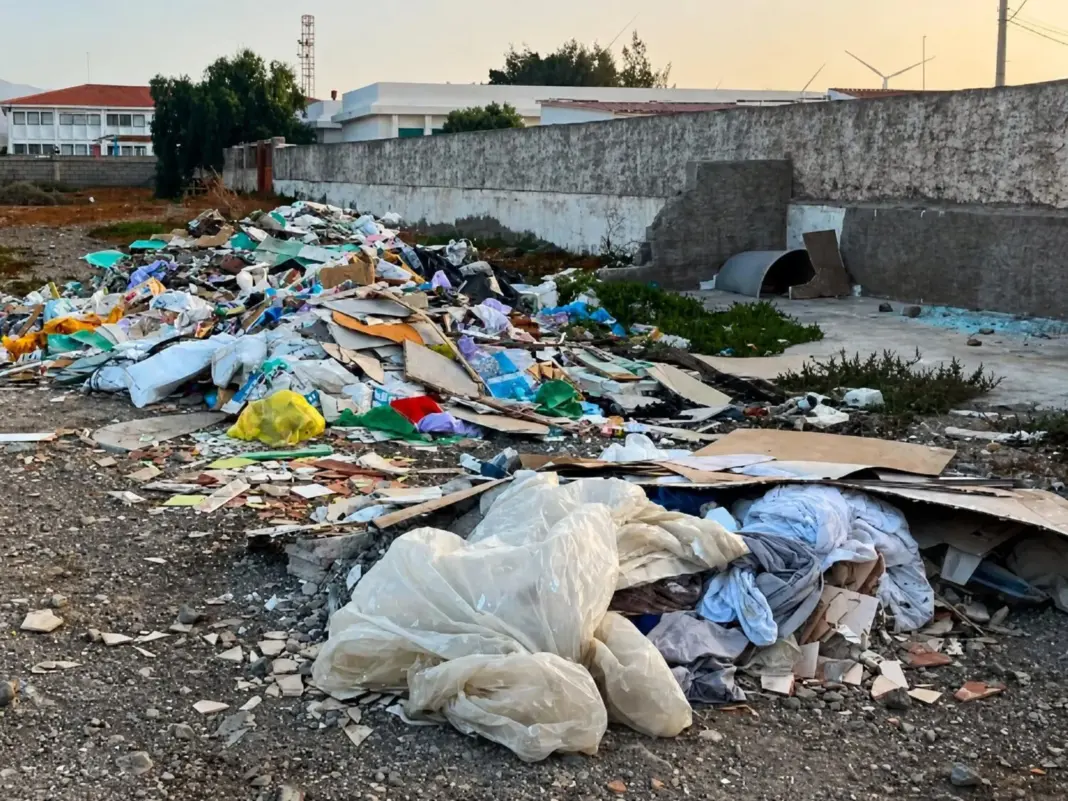 Escombros en Juan Grande. Ayuntamiento de San Bartolomé de Tirajana