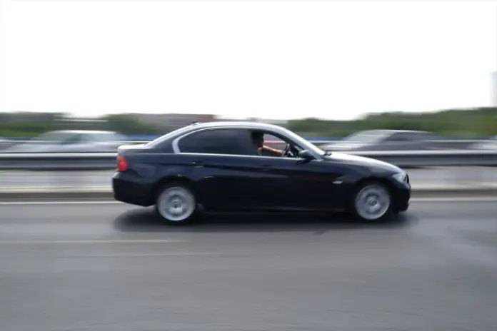 Imagen de archivo de un coche circulando. Eduardo Parra / Europa Press