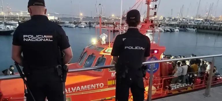 Tres detenidos en Arrecife por una presunta agresión sexual múltiple durante la travesía de una patera