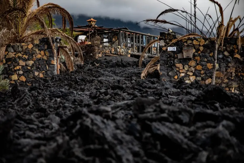 Vista de una casa arrasada por la lava en Las Manchas, Los Llanos de Aridane, La Palma,