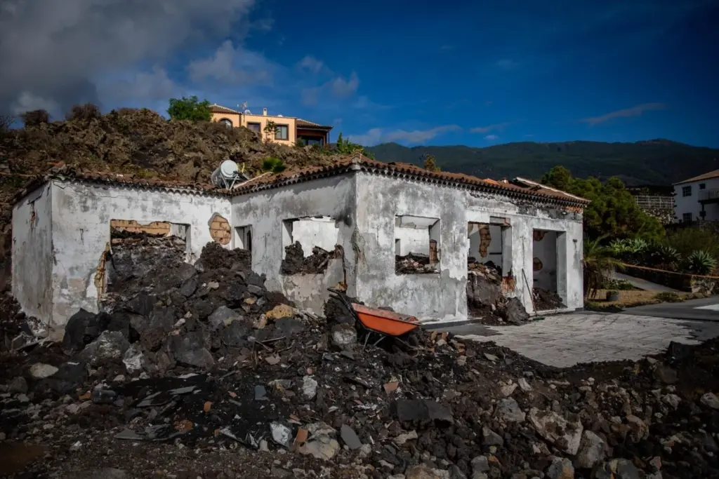 Vista de una casa arrasada por la lava en Las Manchas, Los Llanos de Aridane