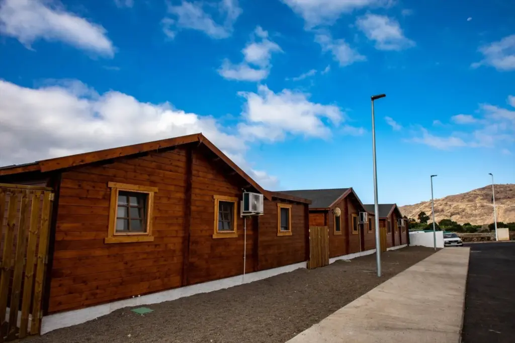 Casas de madera entregadas a cinco familias de afectados por la erupción del volcán Tajogaite