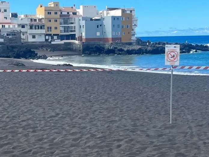 Playa Grande de Playa Jardín, en Puerto de la Cruz, cerrada al baño