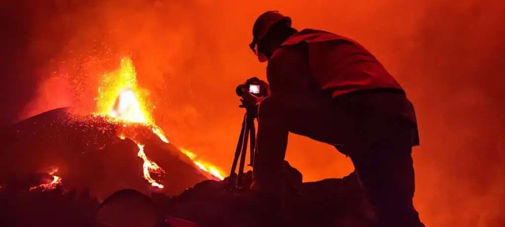 Un técnico de Involcan contempla la erupción del volcán Tajogaite