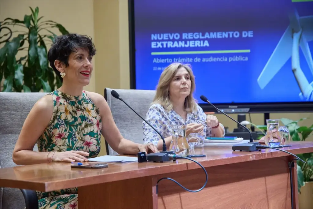 La ministra de Inclusión, Seguridad Social y Migraciones, Elma Saiz (i) y la secretaria de Estado de Migraciones, Pilar Cancela (d). Jesús Hellín / Europa Press