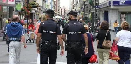 Detenidos dos hombres cuando intentaban acceder a un comercio de Triana