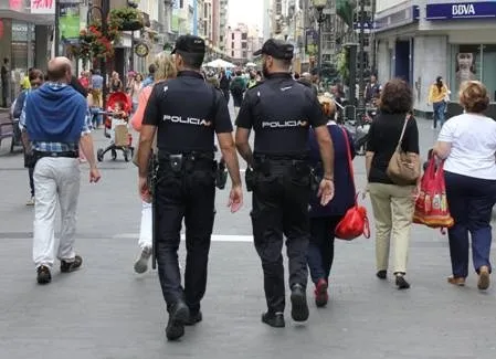 Detenidos dos hombres cuando intentaban acceder a un comercio de Triana