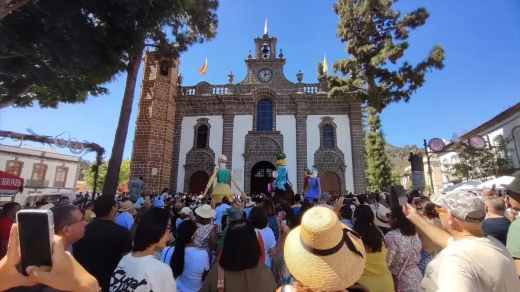Teror (Gran Canaria) celebra el tradicional acto de la Subida de la Bandera de la Fiesta del Pino en la Basílica