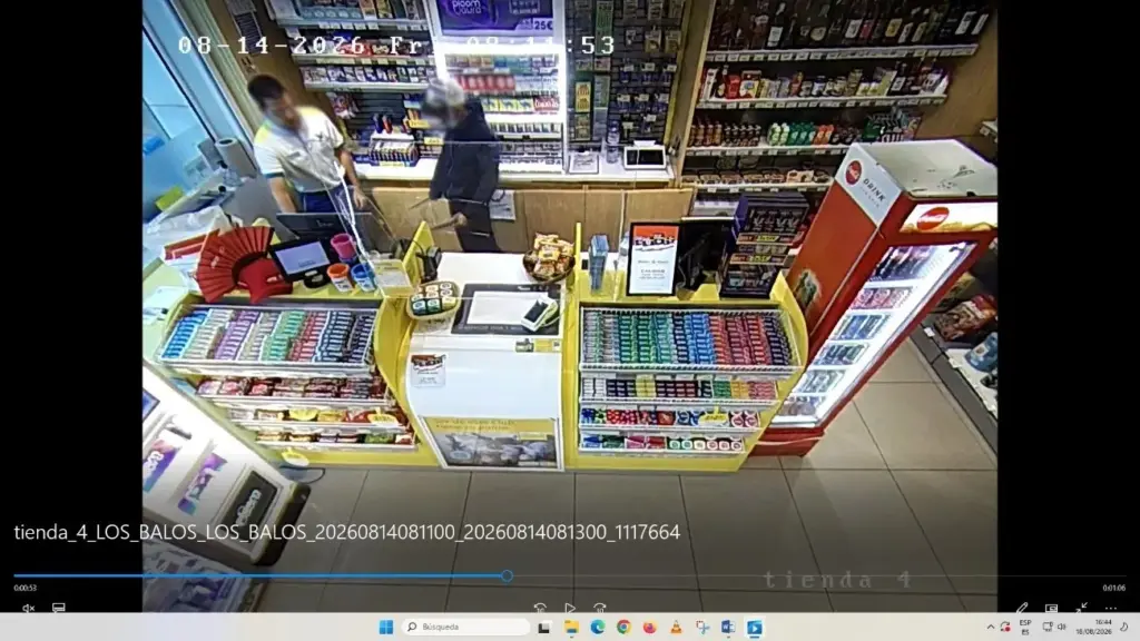 Imagen del interior de una cámara de seguridad en uno de los establecimientos atracados. Imagen Guardia Civil