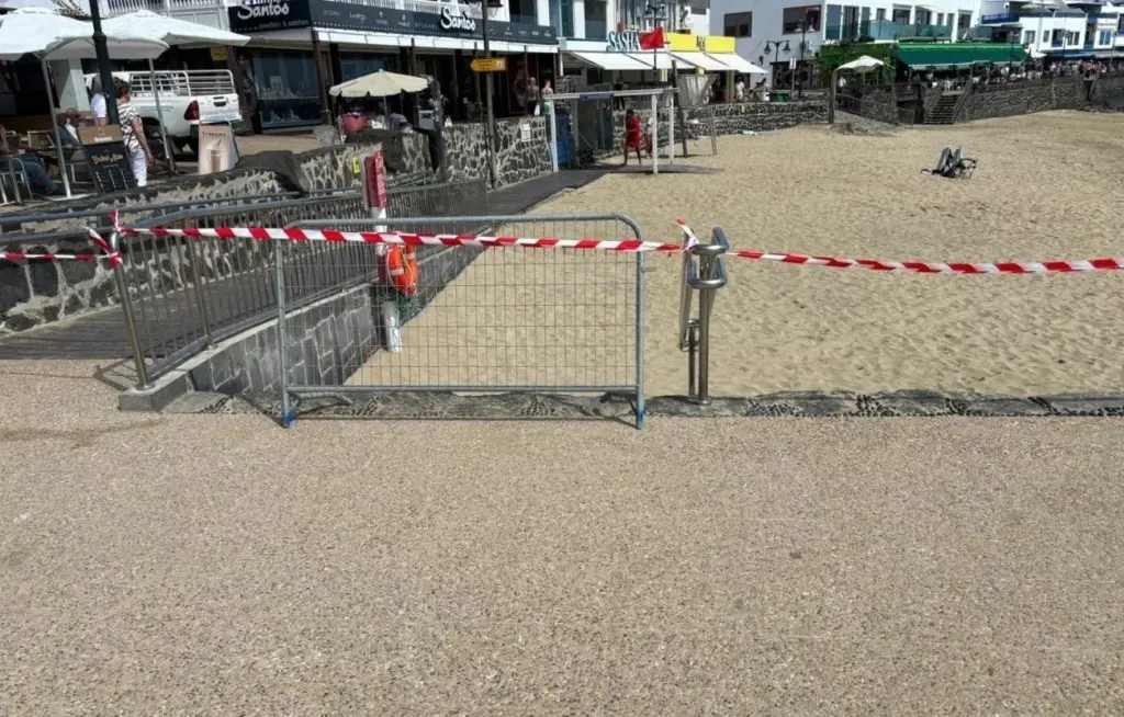 Playa pequeña de Playa Blanca cerrada al baño por aguas residuales REMITIDA / HANDOUT por AYUNTAMIENTO DE YAIZA