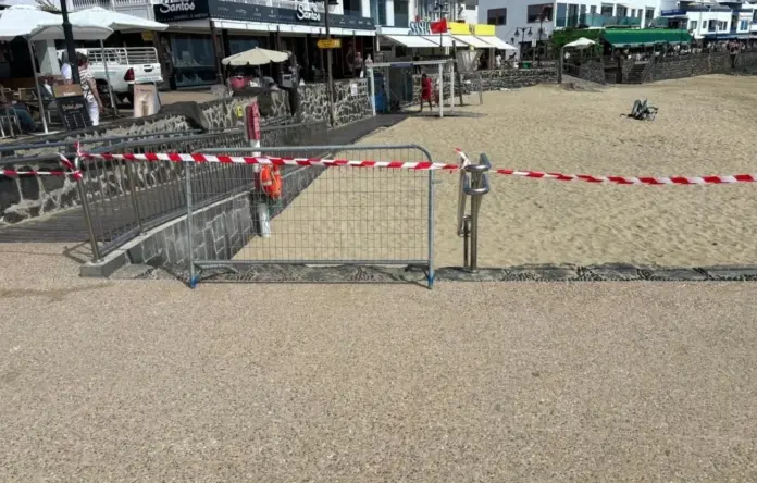 Playa pequeña de Playa Blanca cerrada al baño por aguas residuales REMITIDA / HANDOUT por AYUNTAMIENTO DE YAIZA