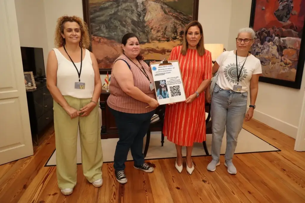 La presidenta del Parlamento de Canarias, Astrid Pérez, en el centro, junto a la presidenta de 'Rompe el silencio Canarias', Laura Fernández