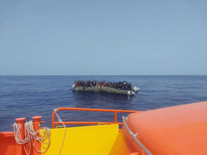 Neumática interceptada por Salvamento Marítimo REMITIDA / HANDOUT por CEDIDO POR SALVAMENTO MARÍTIMO