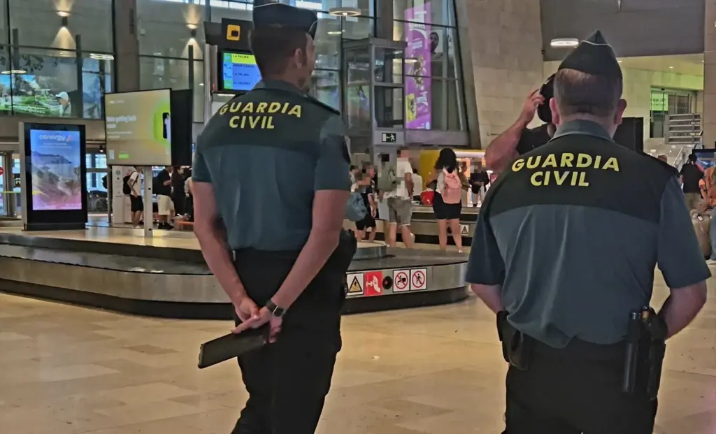 Detenido por intentar pagar con billetes falsos durante un vuelo a Tenerife