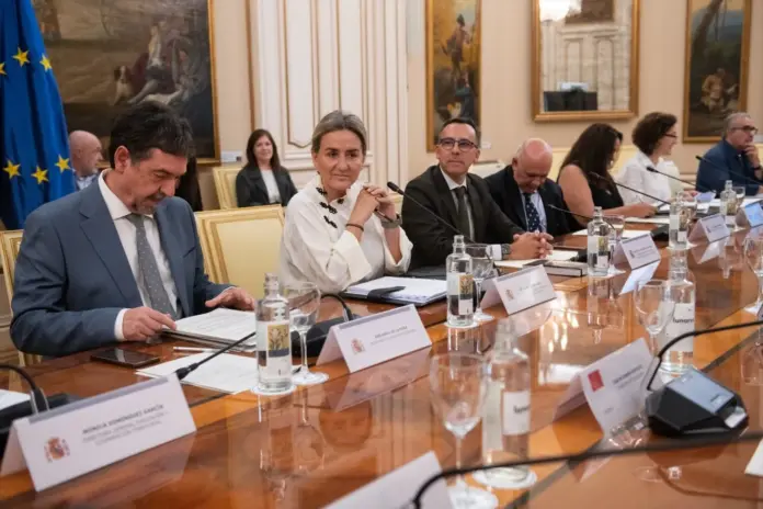 La ministra de Educación, Formación Profesional y Deportes, Milagros Tolón (2i), durante la Conferencia Sectorial de Educación. Fernando Sánchez / Europa Press