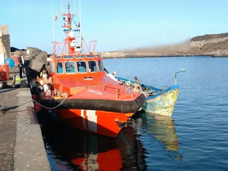 Interceptan un cayuco con 61 personas en aguas de El Hierro