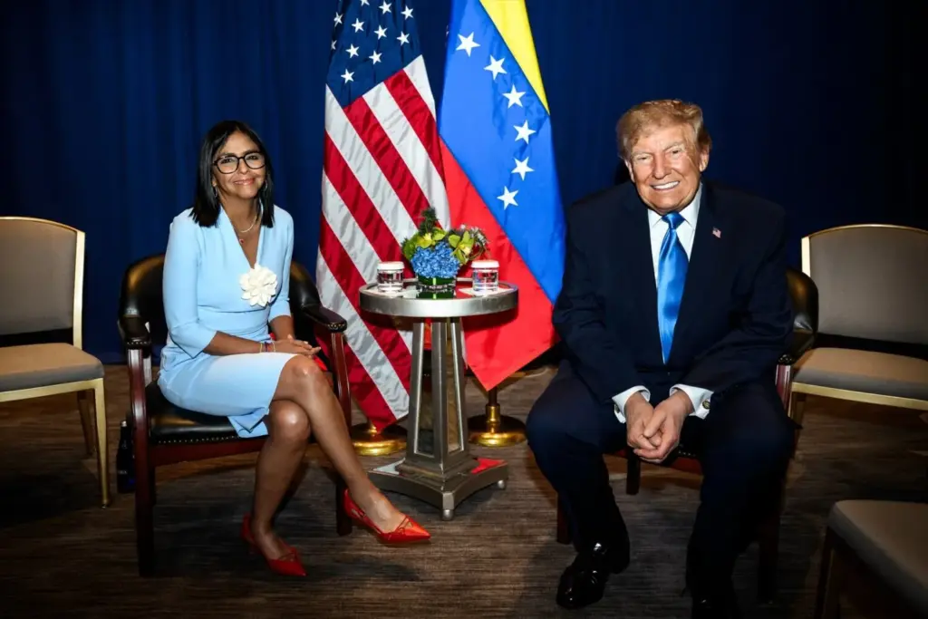 El presidente de EEUU, Donald Trump, participa en una reunión informal con la presidenta encargada de Venezuela, Delcy Rodríguez, en el hotel Lotte Palace de la ciudad de Nueva YorkREMITIDA / HANDOUT por DANIEL TOROK - PRENSA PRESIDENCIAL DE VENEZUELA