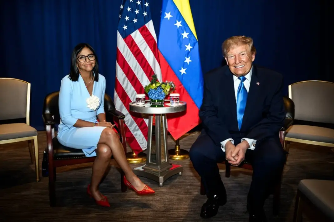El presidente de EEUU, Donald Trump, participa en una reunión informal con la presidenta encargada de Venezuela, Delcy Rodríguez, en el hotel Lotte Palace de la ciudad de Nueva York REMITIDA / HANDOUT por DANIEL TOROK - PRENSA PRESIDENCIAL DE VENEZUELA