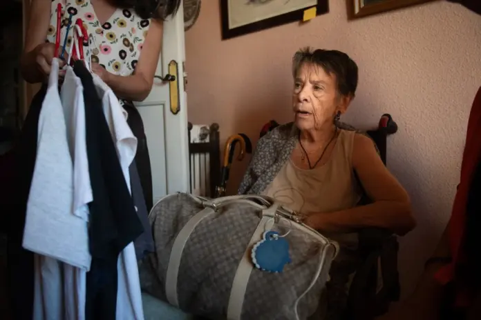 Maricarmen, una vecina de 87 años de Retiro, es desahuciada de su casa