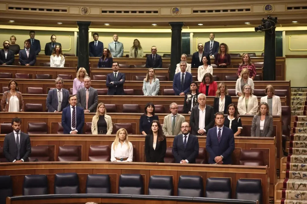 Minuto de silencio durante una sesión plenaria en el Congreso de los Diputados, a 29 de septiembre de 2026, en Madrid