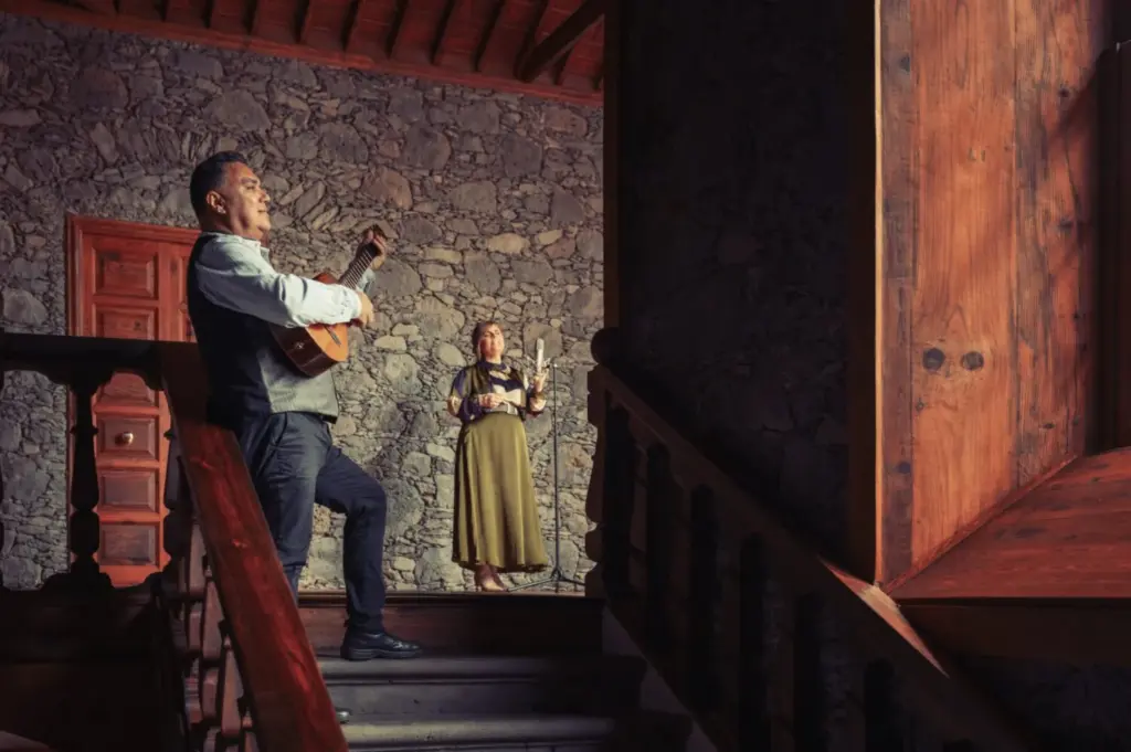 Fabiola Socas en colaboración con el músico Jesús Pingüino González y el percusionista Juan Cruz Iriza
