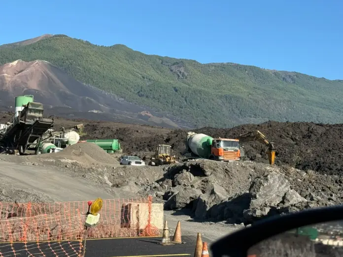 Ben Magec-Ecologistas en Acción denuncia la pasividad de las administraciones ante la extracción ilegal de áridos en la colada del Tajogaite y exige su cierre inmediato