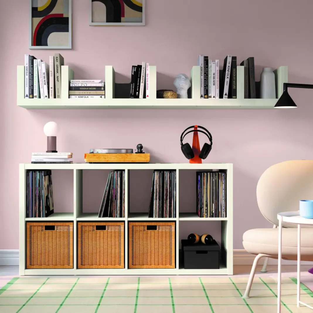 Mueble KALLAX de IKEA con vinilos y cestas de almacenaje en un salón