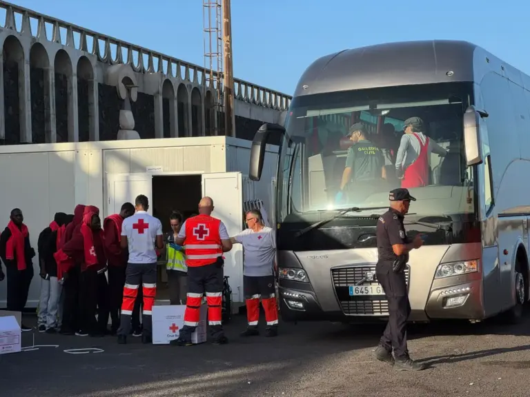 Rescatan y llevan a El Hierro a más de 500 personas que iban en tres cayucos