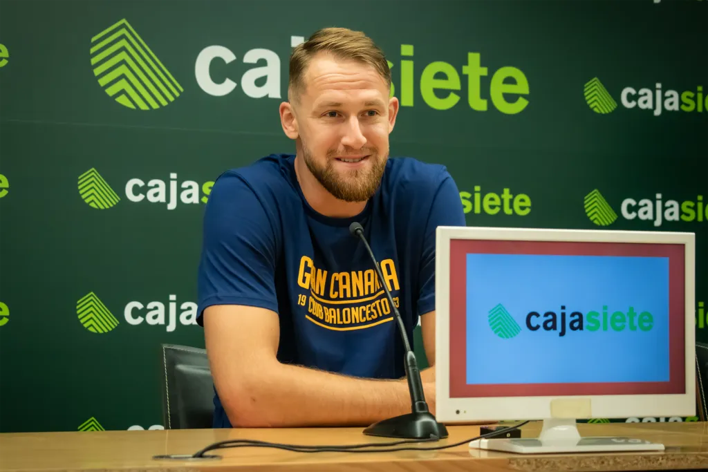 Luke Fischer durante su presentación