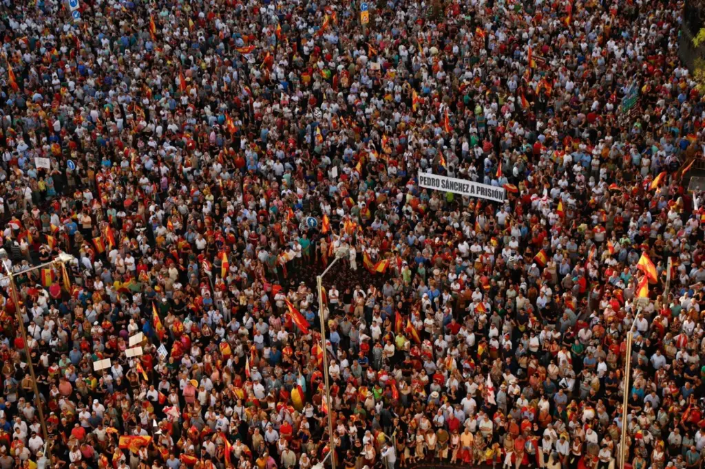 Reuters. Personas asisten a una manifestación en apoyo a los residentes del enclave español de Ceuta, en el norte de África, tras las recientes entradas masivas de migrantes desde Marruecos; Madrid, España, 2 de septiembre de 2026. REUTERS/Violeta Santos Moura