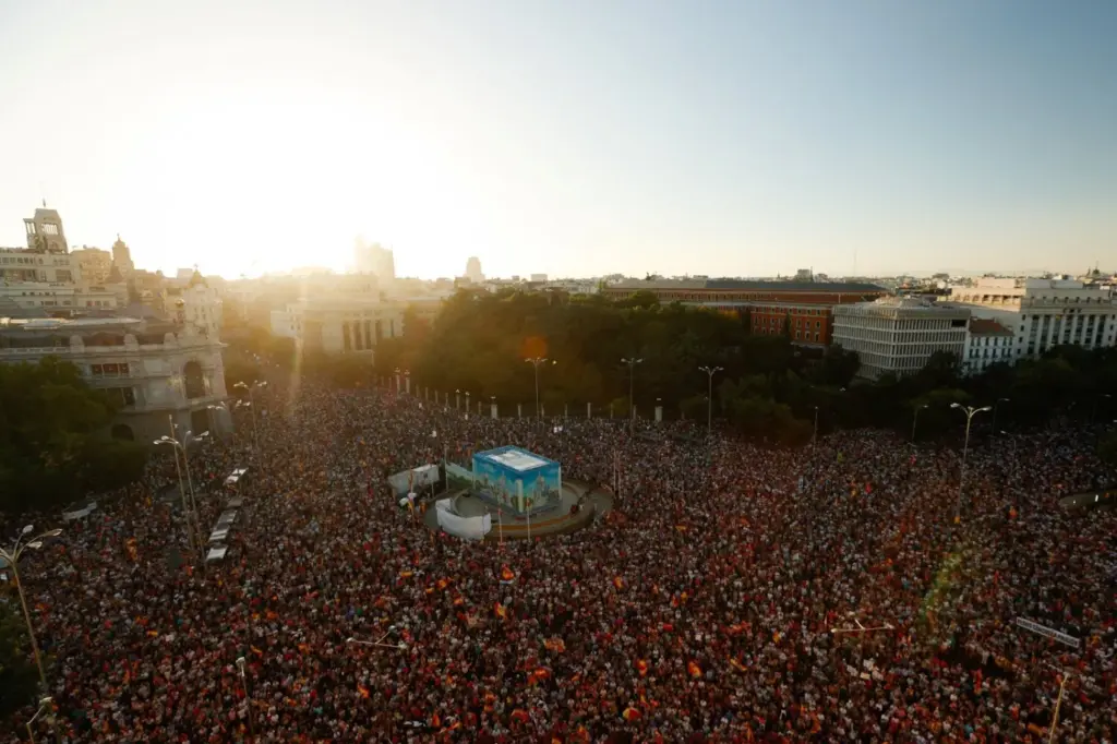 Reuters. Personas asisten a una manifestación en apoyo a los residentes del enclave español de Ceuta, en el norte de África, tras las recientes entradas masivas de migrantes desde Marruecos; Madrid, España, 2 de septiembre de 2026. REUTERS/Violeta Santos Moura