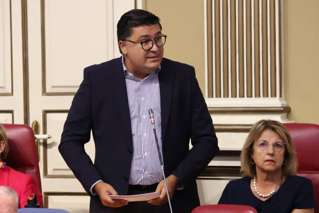 El PSOE exige la dimisión de la consejera de Sanidad y del director del SCS ante el «desastre» de las listas de espera y reta al Gobierno a auditar sus datos