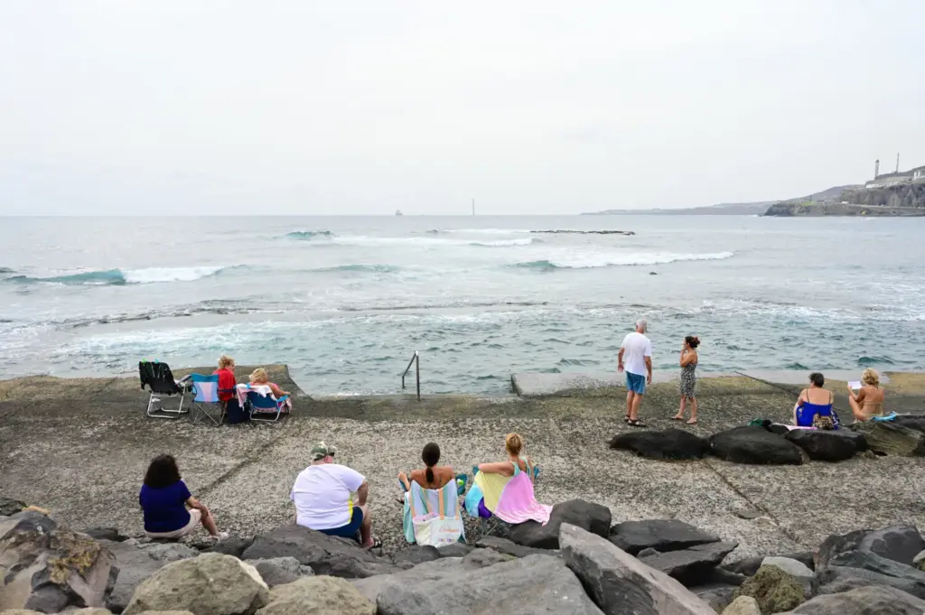 Las piscinas naturales de La Laja reabren hoy al público tras los trabajos de dragado y la retirada de 830 m3 de arena