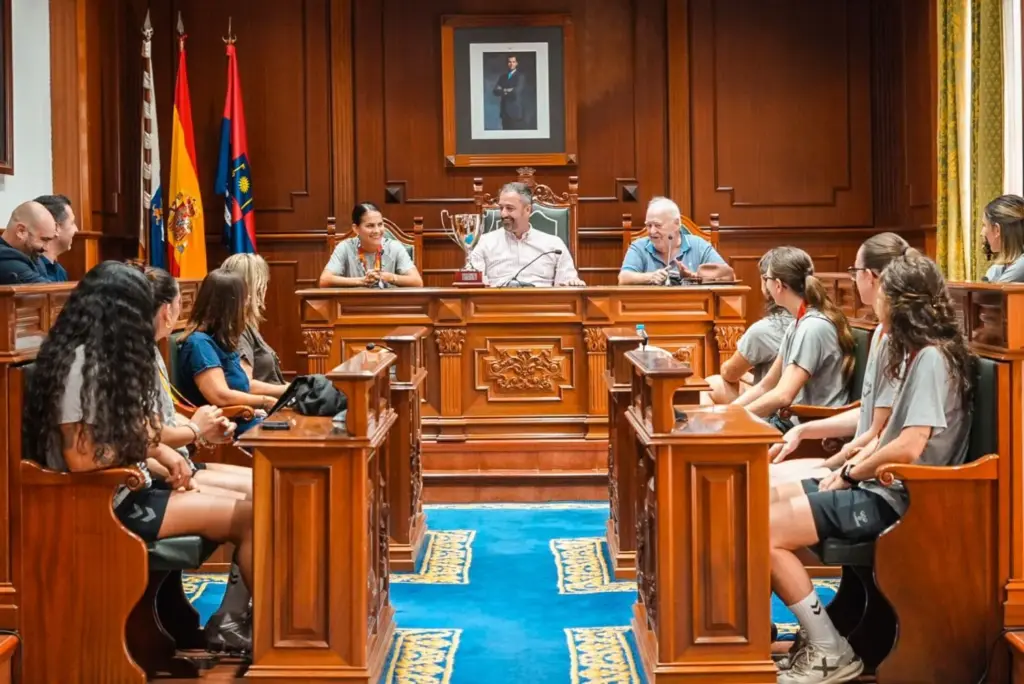 El Rocasa Gran Canaria recibe el apoyo institucional del Cabildo de Gran Canaria, el Ayuntamiento de Telde y la empresa Rocasa antes de recibir mañana al Beti Onak en Liga