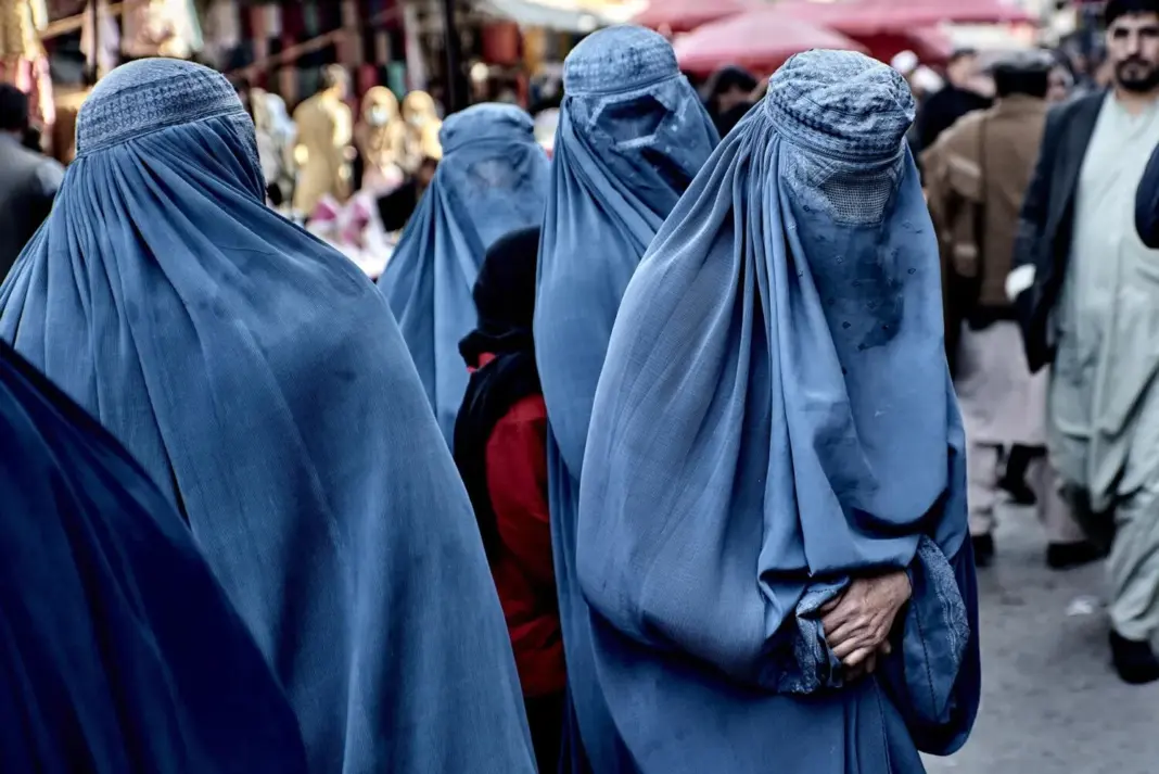 Archivo - Mujeres con burka en Kabul, Afganistán (archivo) - Antonin Burat / Zuma Press / Europa Press