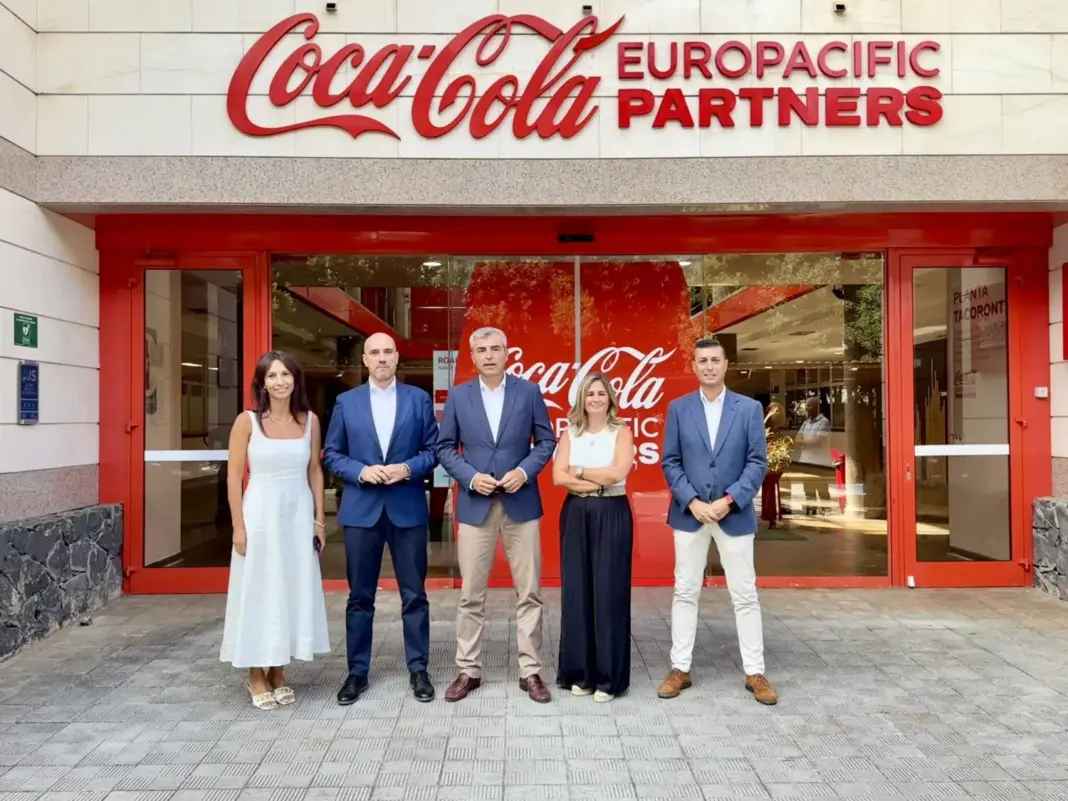 Coca-Cola celebra 70 años en Canarias con una visita a su planta de Tacoronte