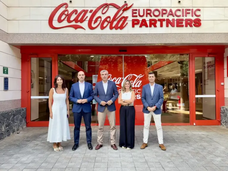 Coca-Cola celebra 70 años en Canarias con una visita institucional a su planta de Tacoronte