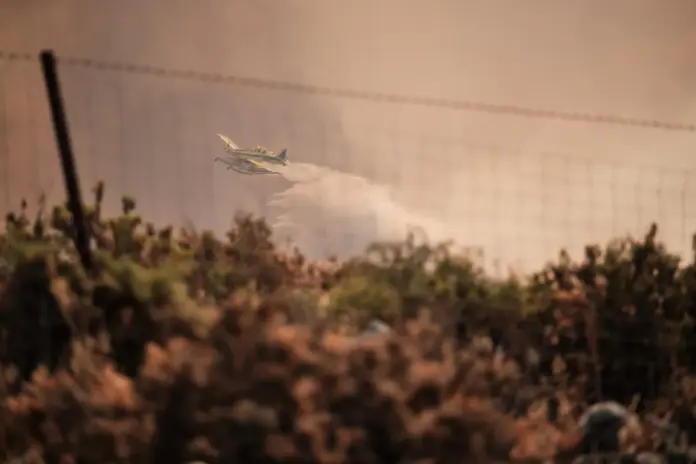 La Junta de Andalucía ha activado esta madrugada la fase de emergencia, en situación operativa 1, ante la evolución del incendio forestal declarado en el término municipal de Igualeja (Málaga), donde se ha decretado el confinamiento de la población y se ha cortado al tráfico la carretera MA-7304. En la imagen, aeronaves del servicio de Bomberos trabajan en la extinción del incendio. EFE/Gregorio Marrero