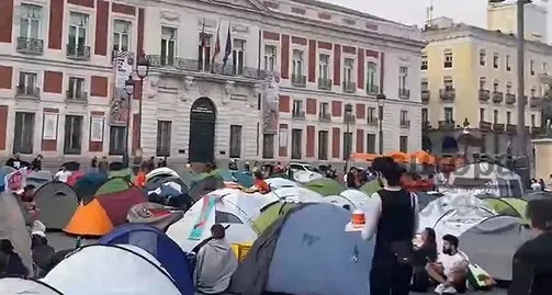 Unas 500 personas acampan en la Puerta del Sol para exigir el ‘decreto Maricarmen’