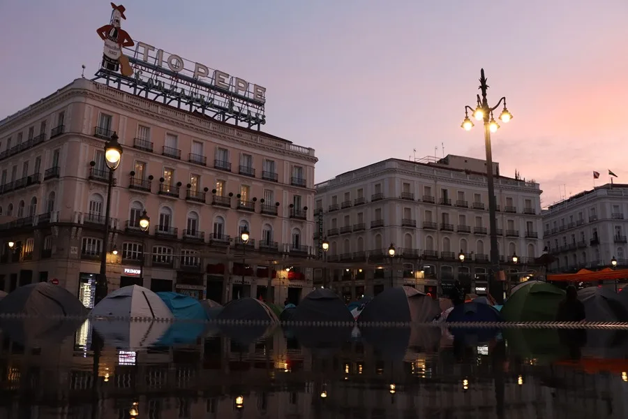 Unas 500 personas acampan en la Puerta del Sol para exigir el ‘decreto Maricarmen’