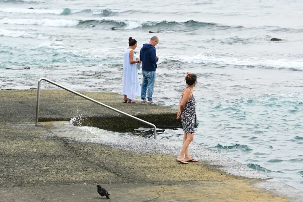 Las piscinas naturales de La Laja reabren hoy al público tras los trabajos de dragado y la retirada de 830 m3 de arena