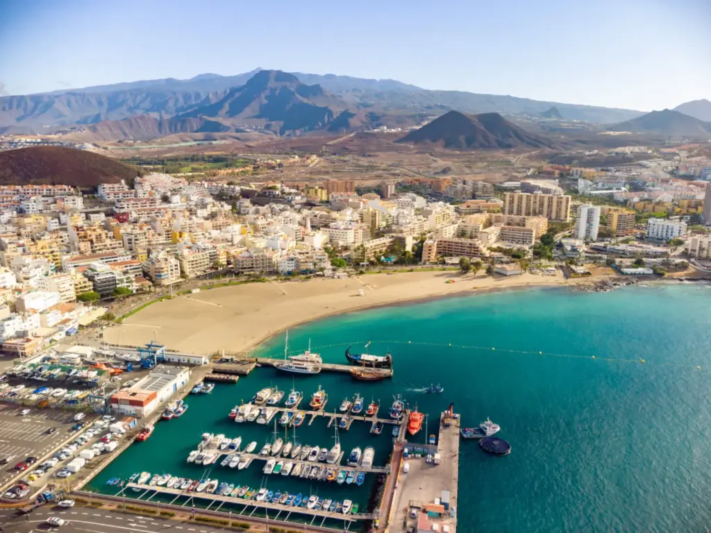 Imagen aérea del núcleo turístico de Los Cristianos, Arona. Imagen Ashotel