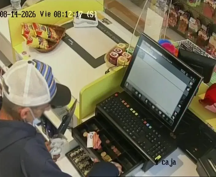 Imagen del interior de una cámara de seguridad en uno de los establecimientos atracados. Imagen Guardia Civil