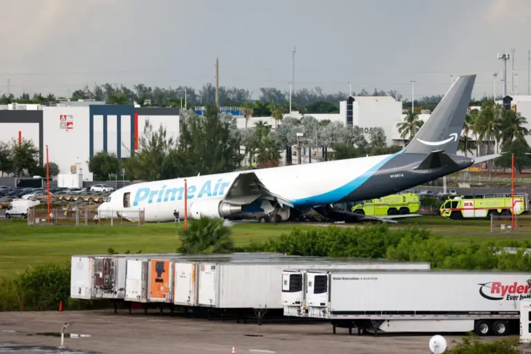 Un avión de carga de Amazon se estrella tras salirse de la pista en el aeropuerto de Miami
