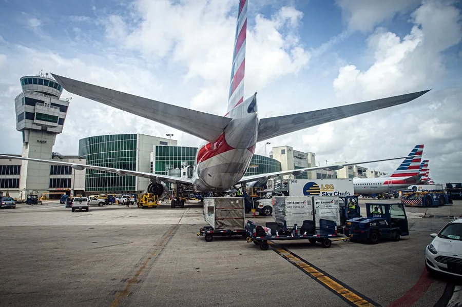 Un avión de carga de Amazon se estrella tras salirse de la pista en el aeropuerto de Miami